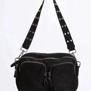 Väska ifrån Gina - En väska ifrån Gina🤍kommer inte till någon användning🤍säljer för 235+frakt🤍nypris 400kr 