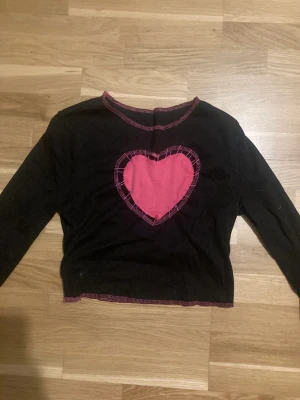 croppad tröja med hjärta - Är i nyskick, endast använt en gång under halloween till min Draculaura kostym. Köpt på shein förra året. M men något liten i storlek.