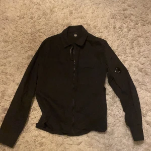 Cp company overshirt  - Skick 8/10 Säljer pga liten  Nypris ca 2200 kr 