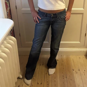Skit snygga Lågmidjade blåa jeans  - Snygga normal blåa Lågmidjade jeans. Så svårt att hitta sånna här som passar till allt och inte är slitna 💙
