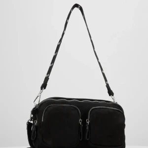 Väska - Säljer nu min väska ifrån Gina Tricot då den inte längre kommer till användning. Sparsamt använd Skriv om ni har några frågor