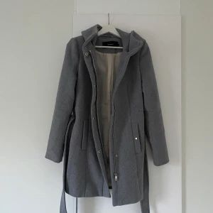 Kappa - Grå kappa från vero Moda i storlek small, använd enstaka gång så iprincip nyskick.