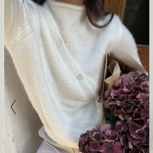 Stickad kofta med diagonal knäppning NA-KD - Stickad kofta med diagonala knappar från NAKD🥰😇 storlek xs! Väldigt mjukt och mysigt material. 200 kr+ frakt