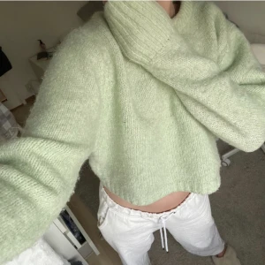 Stickad tröja - Kommer ej till användning och säljer, sparsamt använd 