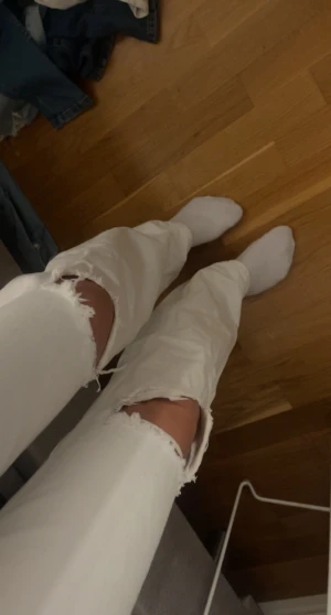 raka jeans från ginatricot - aldrig använda, hål på knä! jätte fin kvalitet