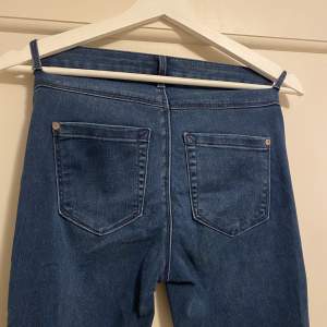 Ett par nya jeans från Vero Moda som är den lite längre modellen på. Skinny midwaist.
