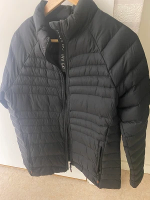 EA7 jacka  - Hej säljer min Armani jacka då jag inte behöver den längre, den är i jätte bra skick 