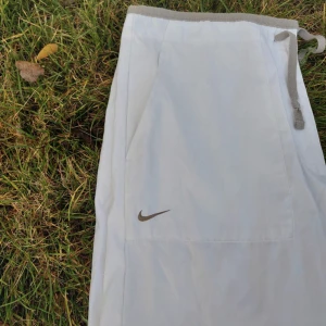 Vintage nike trackpants - Vintage Trackpants från nike. Från taggen ser den ut att vara från 90-talet. Tunnt material, Perfekt som träningsbyxor! Storlek L men justerbara i midjan.