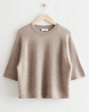 &other stories stickad tröja - Säljer denna populära stickade tröja från &other stories. Så fin och passar till allt! Färgen är mer som på första bilden💗