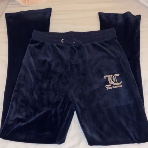 Mjukis byxor  - Jätte fina blåa Juicy Couture mjukis i barn storlek, 14-15år men passar en xs/s. ( använda ett fåtal gånger men är i väldigt bra skick)