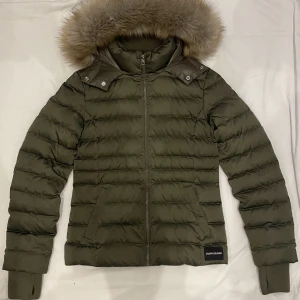 Calvin Klein jacka - En mörk grön Calvin Klein jacka i storlek S med av tag var päls