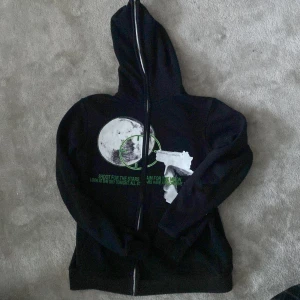 Aimforthemoon hoodie - Knappt använd. En limiterad hoodie från aimforthemoon. Säljer för att den är lite för liten för mig. Jag är ca 186 och skulle säga att passar runt 182. Kom privat om ni undrar något. Vh Erik