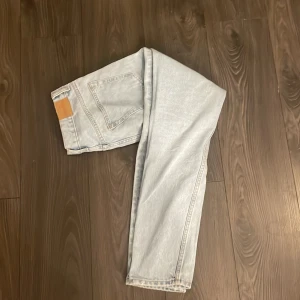 Weekday jeans - Säljer dessa fina weekday jeans som enbart är använda 1 gång, hann inte skicka tillbaka o provade då använda för o se om de gick men passade tyvärr inte alls min kropp.