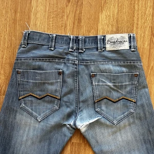 Buckrojer Jeans - (Mått: W32, ”L32?”) regular fit Y2K jeans i väldigt fint skick förutom tyvärr ett större hål i skrevet. Men går att lappa igen! Kan mötas upp eller frakta via postnord