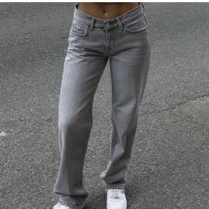 Grå lågmidjade jeans - gråa lågmidjade jeans från gina tricot, storlek 40 men passar en 38 också 