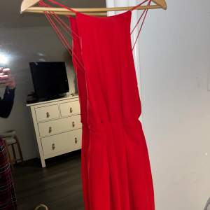 Röd klänning som aldrig är använd i storlek 34. 😍 