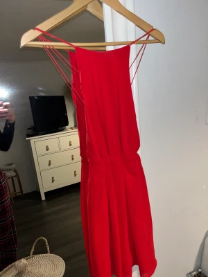 Röd klänning  - Röd klänning som aldrig är använd i storlek 34. 😍 