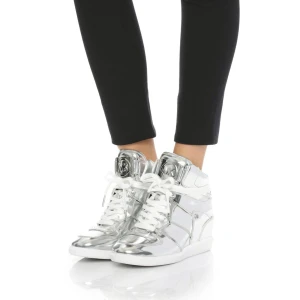 Michael Kors Sneakers - Unika märkes skor ifrån Michael Kors, storlek 38. Sneakers med liten kilklack.   Sparsamt använda, med liten förslitning av små repor på vissa ställen, men syns ej om man inte kollar nära.   Nypris: 1900 kr