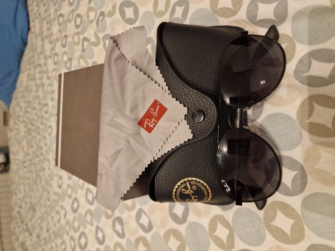 Ett par Ray Ban klassik solglasögon  - 90