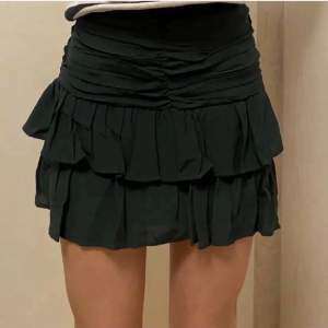 Aldrig använd kjol från zara, säljer då den är för liten💗första två bilderna är lånade 