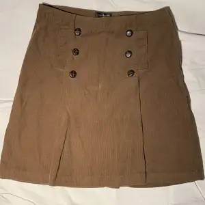 Jättefin brun ribbad kjol med knappar på framsidan och en dragkedja på vänster sida, från KappAhl!