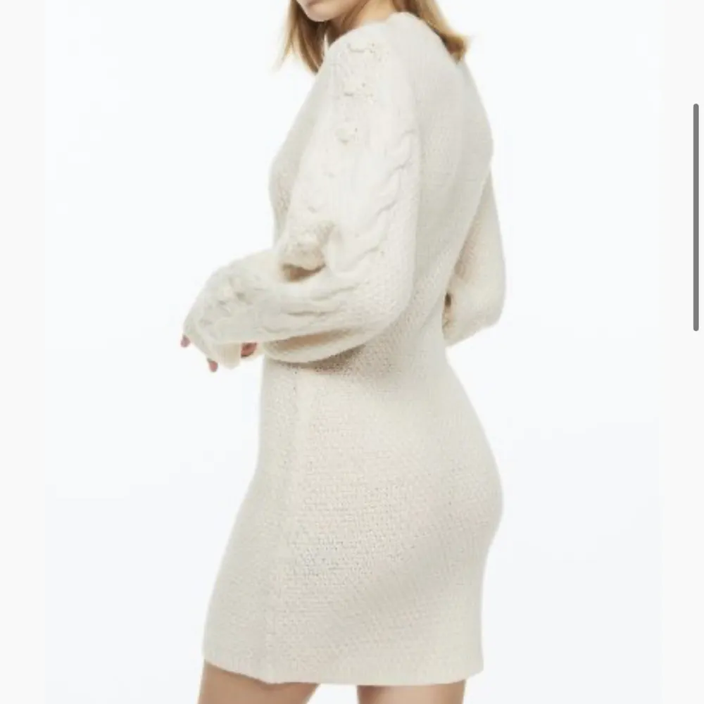 Vit / beige stickad klänning från H&M   Ganska figursydd så följer kroppens konturer än att dölja de  Oanvänd Nypris 400:-. Klänningar.