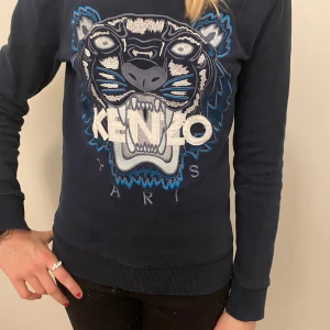 Kenzo tröja - Snygg blå kenzo tröja i stolen XS säljs då den är för liten. Säljer den för 200😇