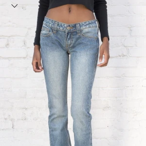 Lowwaist jeans - Lågmidjade bootcut jeans från brandy Melville. 
