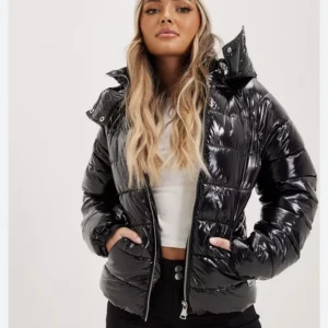 Vinterjacka - Säljer en jätte fin vinterjacka som är helt slutsåld köpte den för en månad sen och den är helt ny och använd bara två gånger säljer då jag inte använder den så mycket köp direkt för 700 annars bud från 600 då den är helt slutsåld