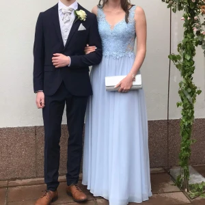 Balklänning  - Säljer min fina balklänning som jag använt en gång. Jag är 180cm och på mig så täckte klänningen mina fötter. Superfin öppen rygg💙Köpt på bröllopshuset i Linköping för 3000kr. För fler frågor kontakta mig privat. 