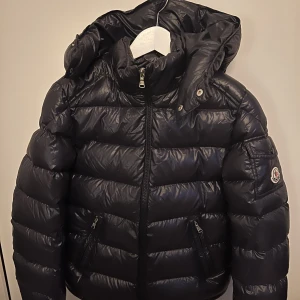 Monclear jacka - Monclear jacka i marinblå säljes, i storlek 164 barn - motsvarar en XS/S i dam, nästintill helt oanvänd, köptes i Monclear butiken i Milano.  Skickas från Stockholm. Lägger ut igen på grund utav oseriösa köpare