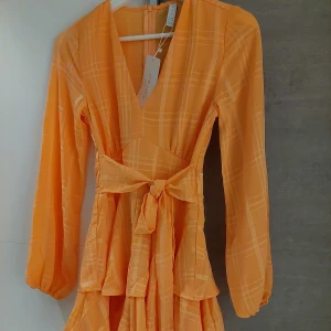 Ny kläning stl 34 - Super fin ny kläning stl 34  180kr Aprikos  Eller kom med bud på mina kläder! 