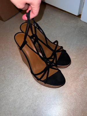 Högklackade skor  - Säljer högklackade skor 