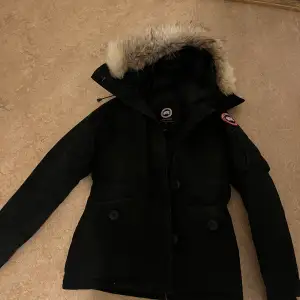 Fin Canada Goose jacka som endast har använts under en vinter. Kan fraktas eller mötas upp!