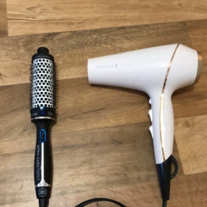 Värmeborste & hårfön - Fick en air wrap i julklapp så behöver inte längre dessa. OBH Nordica Stylingborste Björn Axén, ursprungligen 500kr. Använd men i väldigt gott skick. Hårfön från remington, funkar perfekt men är lite smutsig. Därav det billiga paketpriset