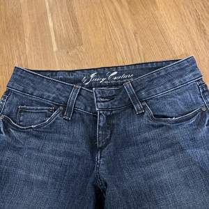 Säljer supersnygga jeans från Juicy Couture! Måtten är innerben: 74cm midja tvärsöver: 36cm så 72 runt hela. Skriv för fler frågor! TRYCK INTE PÅ KÖP NU 