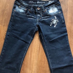 Blue queen jeans  - Perfekt skick, lågmidjade , UK:8 US:4 EU:36   Tar swish!