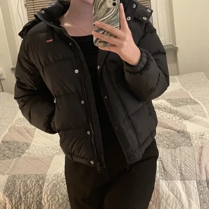 Levi’s pufferjacket - Levis pufferjacket  Nypris ca 2500 Fint skick  Svart storlek S Frakt ingår i priset 