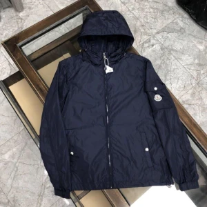 Moncler jacka - Denna jacka är är i medium köp om ni vill feelar den inte längre 