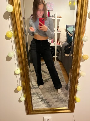 cargopants madlady 🖤 - superfina, men jag har svårt att veta hur jag stylar upp dessa därav säljer jag dem. storlek 34 short, passar en 34 men även en 36a då de är stretchiga i midjan. aldrig använda, bara testade. ❤️ frakt tillkommer. nypris 599 på hemsidan