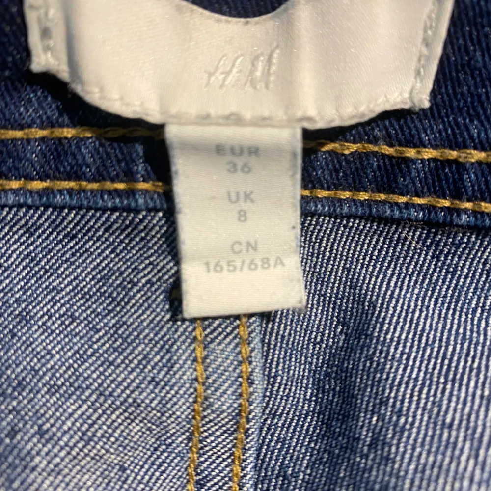Väldigt högmidjade vida byxor  Fläckarna borde gå bort i tvätten. Jeans & Byxor.