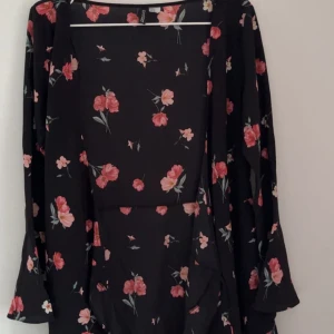 Klänning  - Jätte fin blommig klänning som man knyter, svårt att få med på bild, skriv om du vill ha fler bilder. Den är i nyskick storlek 42.