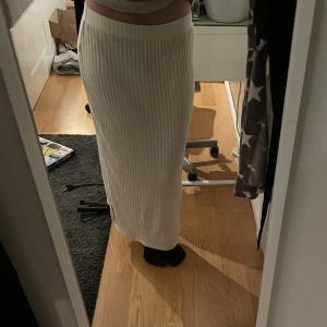 Vit kjol - Supersnygg långkjol från Lindex med sluta nedtill. Aldrig använd med lappen kvar, storlek 38, passar mig som brukar ha S/M Frakt ingår i priset 