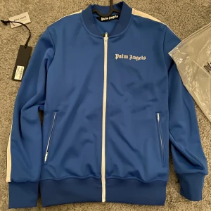 Palm Angels Tracktop - Tja! Säljer nu min Tracktop då den är för liten. Är en strl L. Cond 9.5/10. All og finns. Pris kan diskuteras. Refs finns  Taggad bild i slutet 