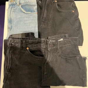 Jeans/byxor  - Säljer 3 par jeans som e raka i storlek 34,36    Dom blåa 599kr  Svarta nypris 599kr  Svarta med hål 599  Säljer allt för 550! Eller 150kr styck 