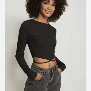 NAKD topp med knytband  - Helt oanvänd topp från NAKD med lappen kvar! Passar superbra till nyår eller andra tillställningar. Även perfekt till i vår🥰 I storlek M men passar mig som är S! Säljer billigt:)