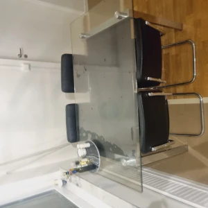 Matbord - Absolut oskadad. Kan säga mer ny än gammal. Måste säljas omgående på grund av renovering och mina nya möbler är på gång.  Först till kvarn. Hela boreet och stolar ingår i priset. Vid upphämtning tills onsdag kan jag tänka mig att gå ner i pris.