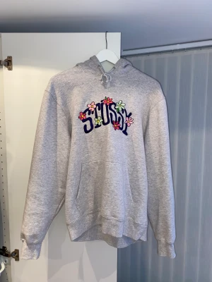 Stussy flower hoodie  - Stüssy hoodie i strl M, superfint skick. Endast använd en gång. Säljes då den inte passar 