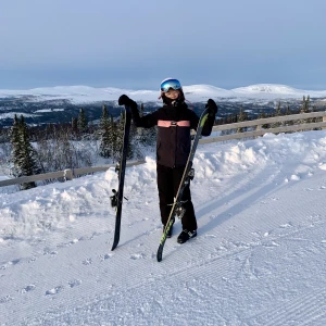 dope jacka  - intressekoll på min dopejacka! använd 1 säsong men fortfarande i fint skick. storlek xxs men passar även xs. säljer för 250 + 66kr spårbar frakt ❤️