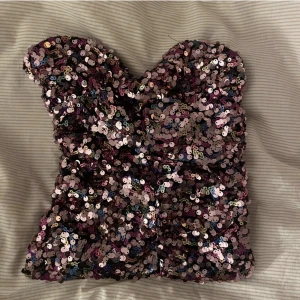 Topp - Säljer denna topp från zara som är i nyskick❤️